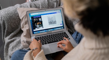 Foto bewerken op laptop (Pexels)
