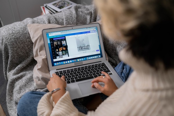 Foto bewerken op laptop (Pexels)