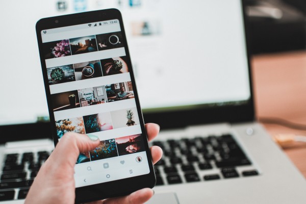 Smartphone vasthouden met foto's