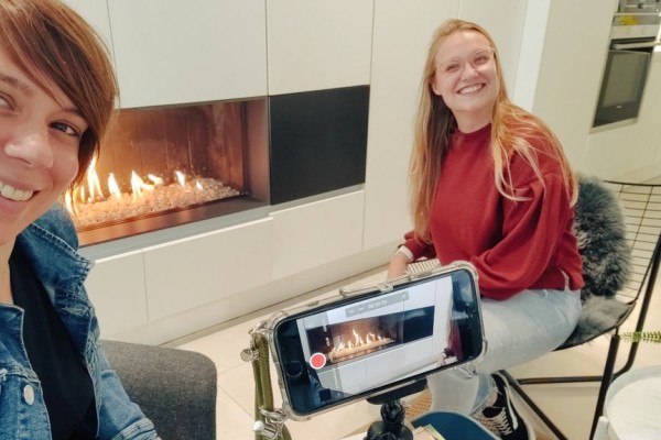 Sarah en Debra - interview met smartphone.jpg