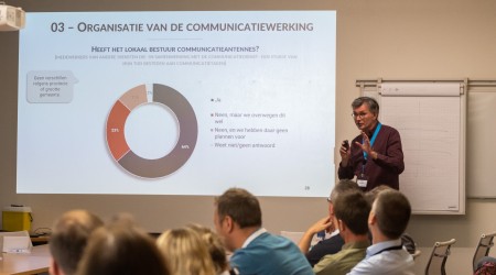 Eric spreekt tijdens Helden van Kortom
