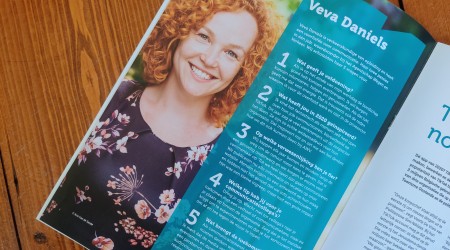 Magazine pagina Kortom Revue met grote foto