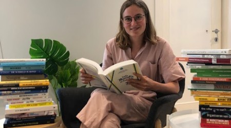 Marthe tussen boeken.jpg