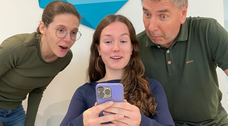 Ymke Anaïs Joost smartphone kijken