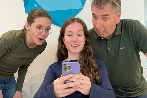 Ymke Anaïs Joost smartphone kijken